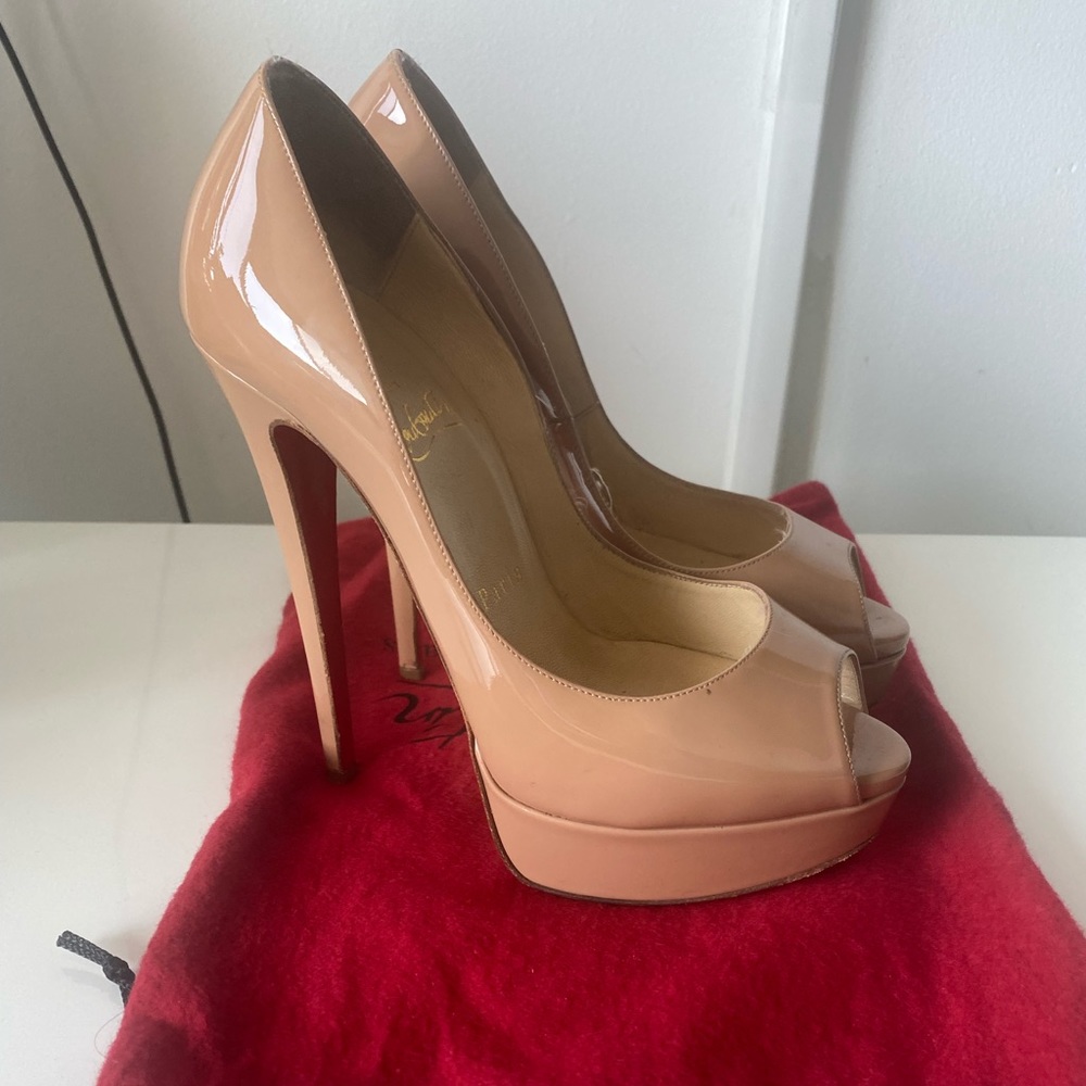 Christian Louboutin Very prive patent leather pump.